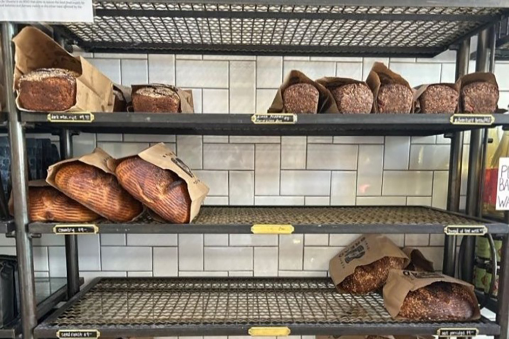 「JOSEY BAKER BREAD」のパン棚