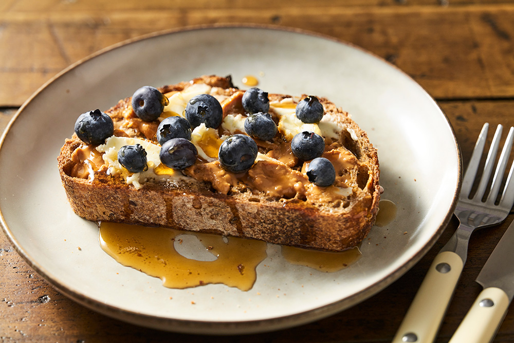 「ブラウン」とピーナッツバター＋フルーツ＋メープルシロップ