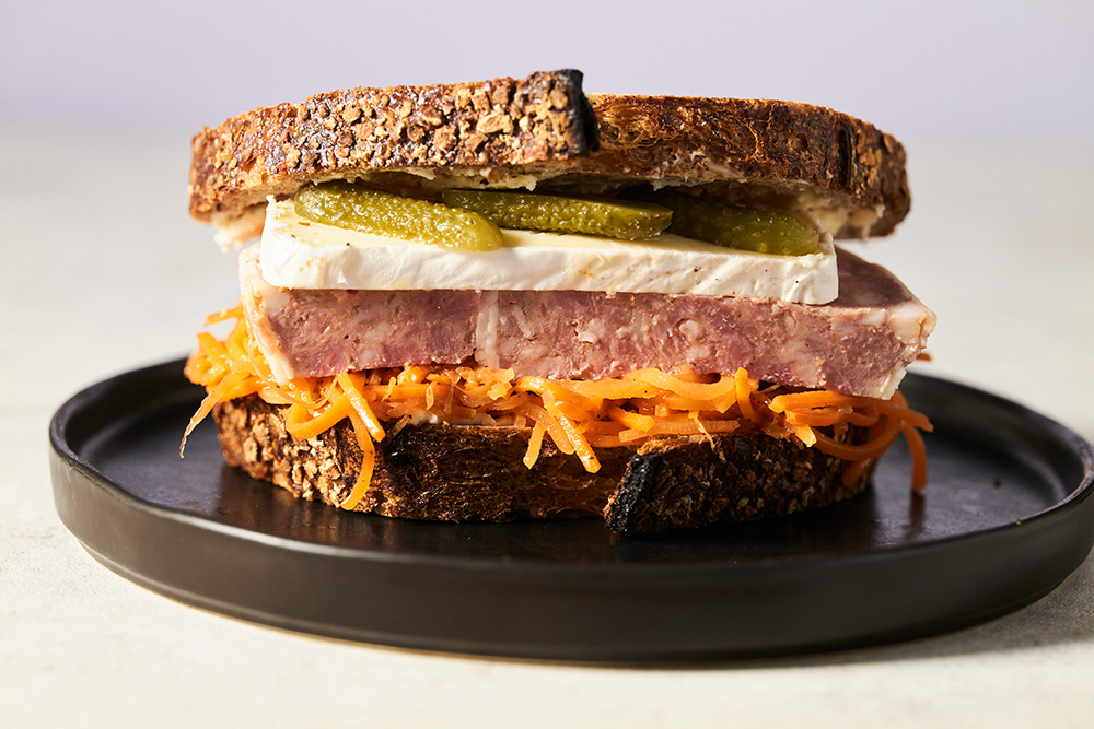 「ブラウン」のサンドイッチ