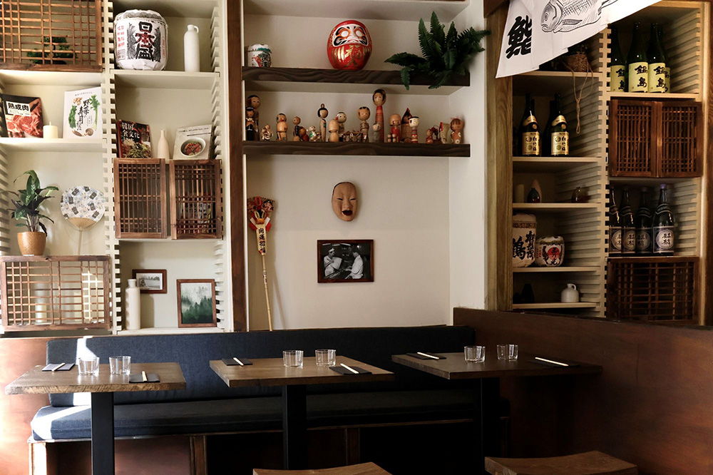 日本のオブジェを飾った店内