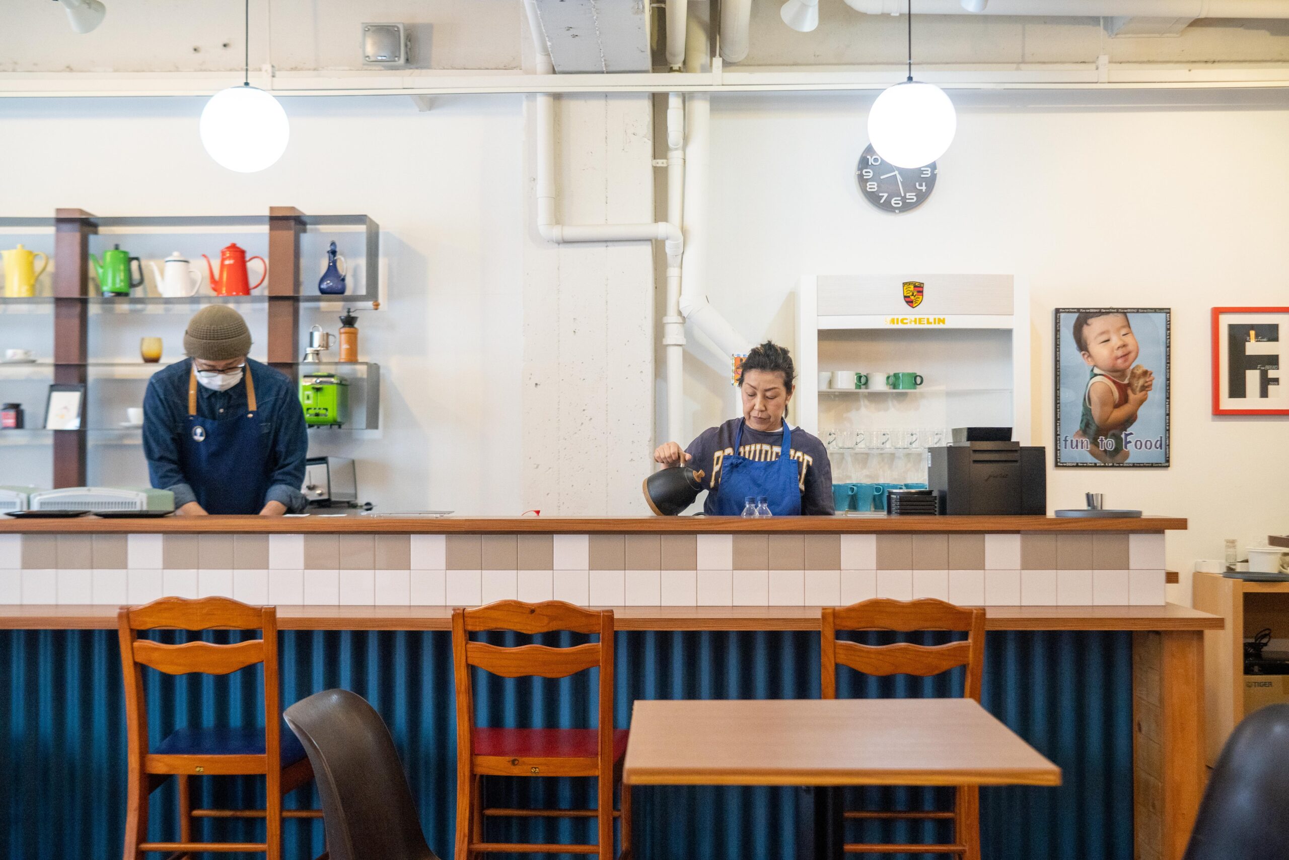 営業は家族で。階段を上がったところのイートインスペースでは、岩片さんの父・芳也さん、母・里子さんがトーストセットを提供する。