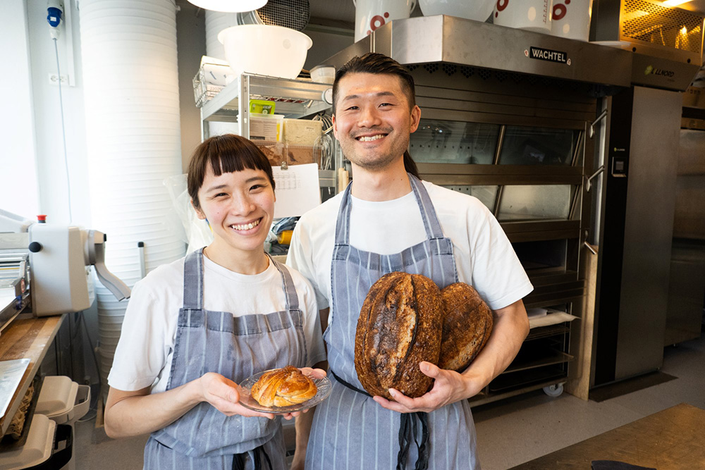 ベイカーとして働く宮脇のぞみさん、司さん夫妻