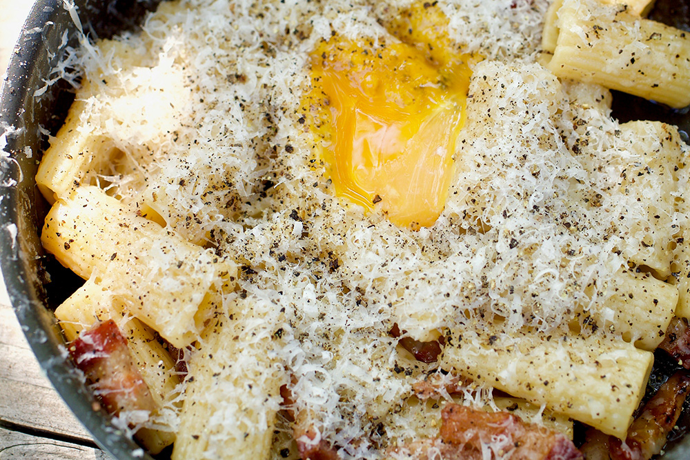 鍋のまま豪快に食べたい！濃厚「“自分で”カルボナーラ風」