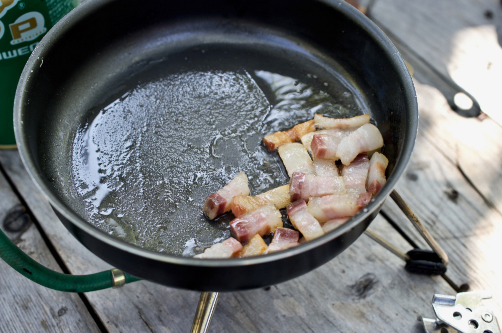 ［２］パンチェッタを炒める