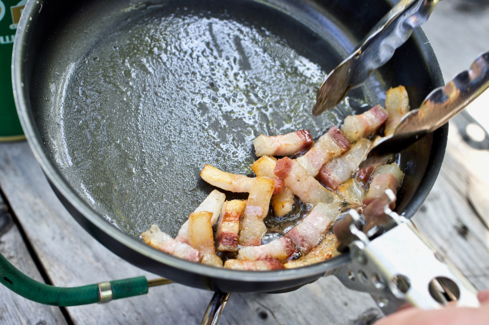 ［３］ニンニクと白ワインを加える