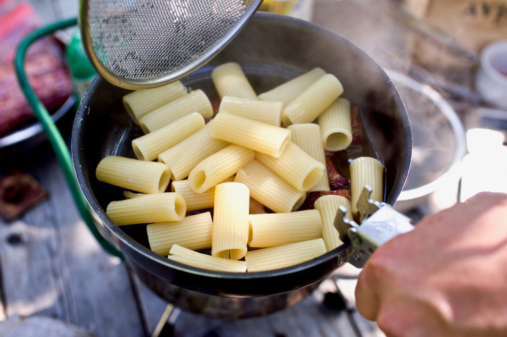 ［４］パスタと茹で汁を加える
