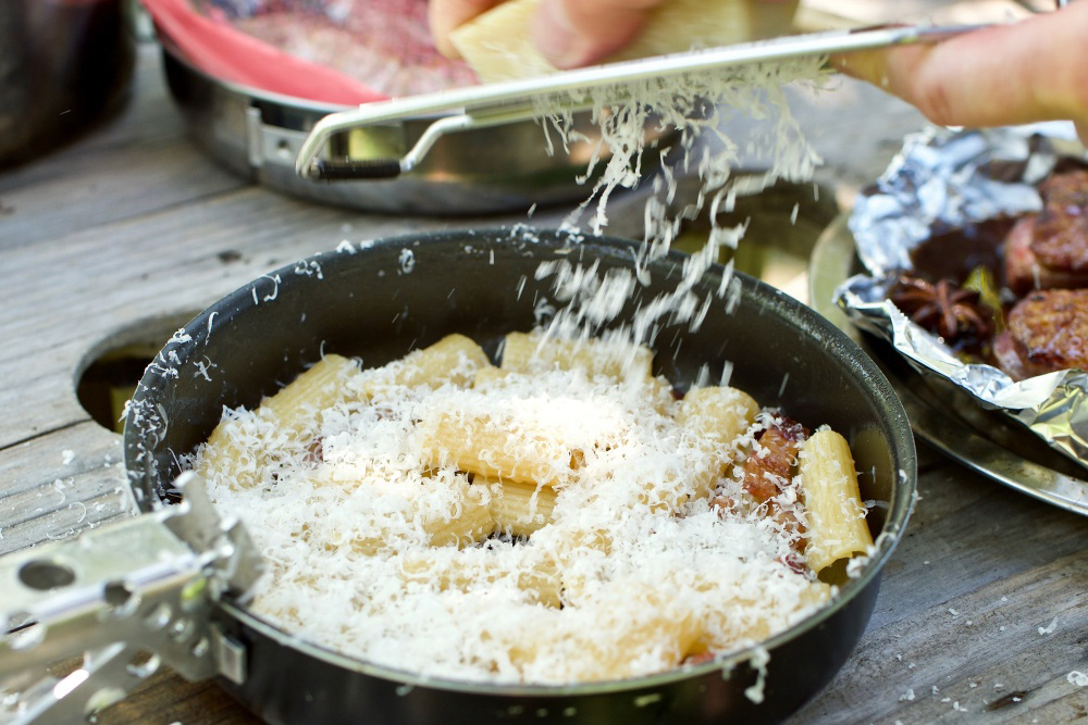 ［７］チーズと黒コショウをかける