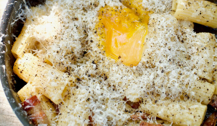 鍋のまま豪快に食べたい！濃厚「“自分で”カルボナーラ風」