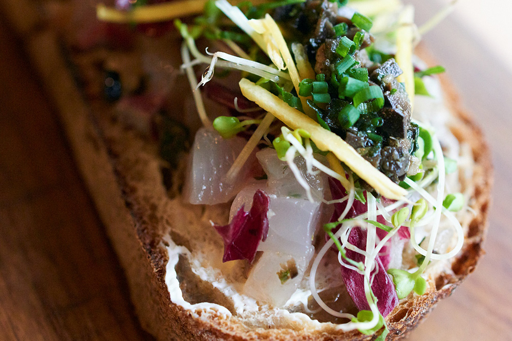 刺身×タプナード×田舎パンでワインがすすむ「カンパチと黒オリーブのスモーブロー」