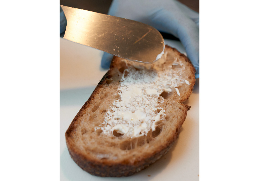 ［２］パンにサワークリームを塗る