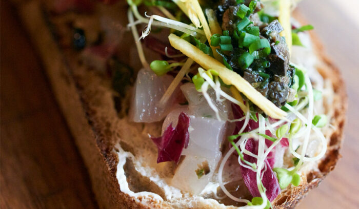 刺身×タプナード×田舎パンでワインがすすむ「カンパチと黒オリーブのスモーブロー」