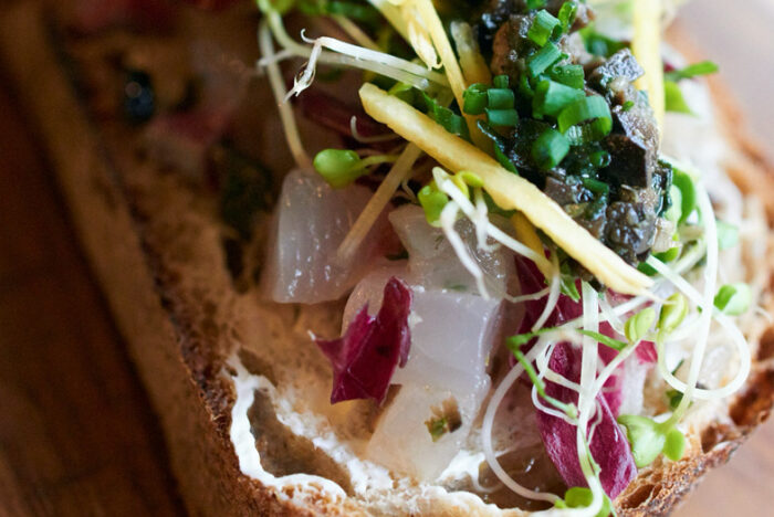 刺身×タプナード×田舎パンでワインがすすむ「カンパチと黒オリーブのスモーブロー」