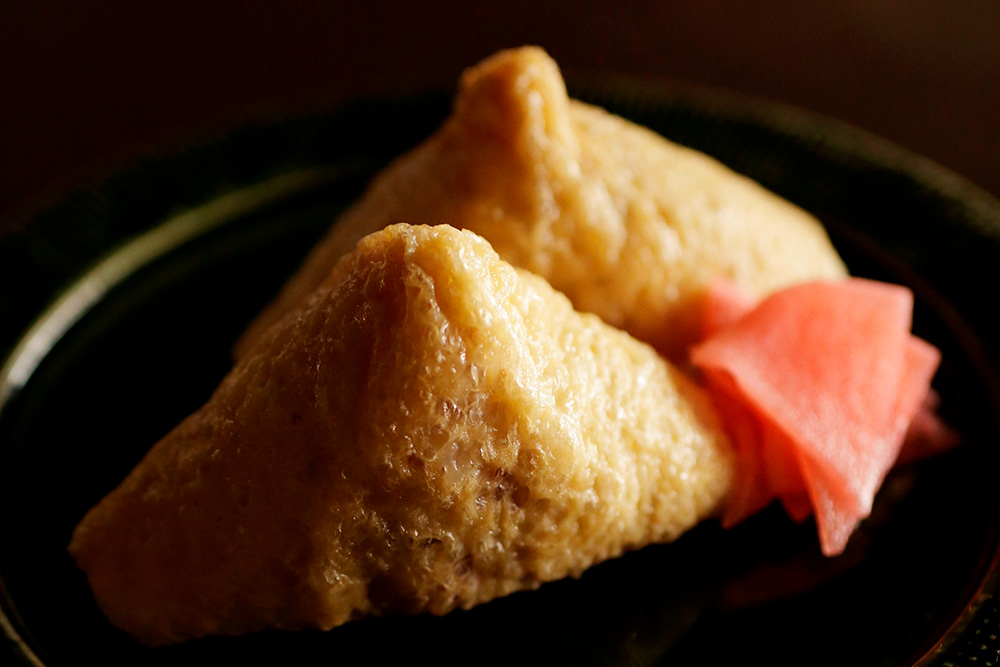 口の中でふわっとほどける。季節を映す「稲荷ずし」