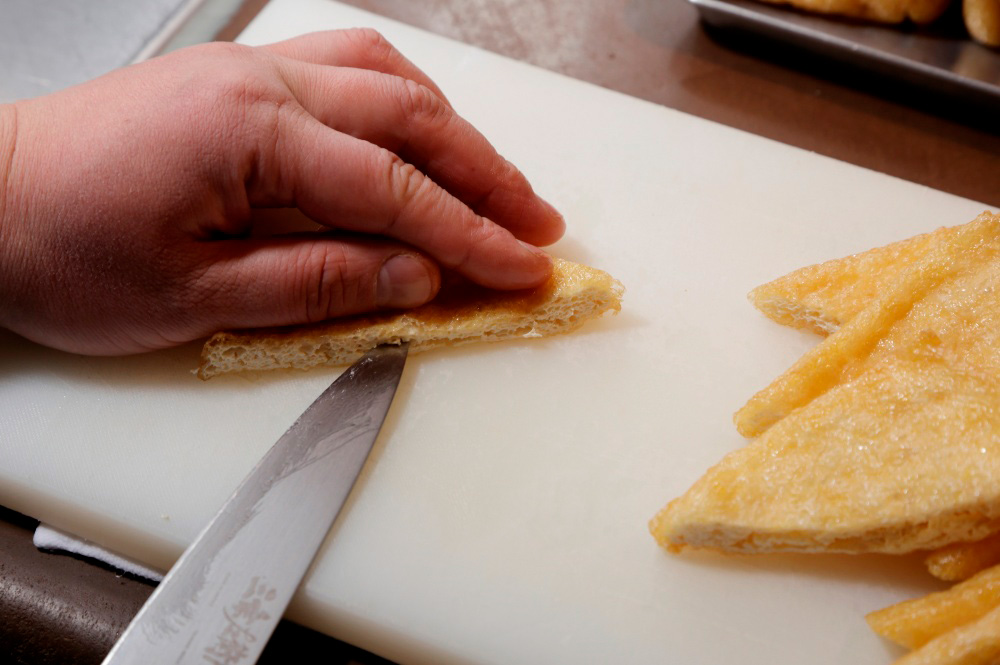 ［１］揚げを切る