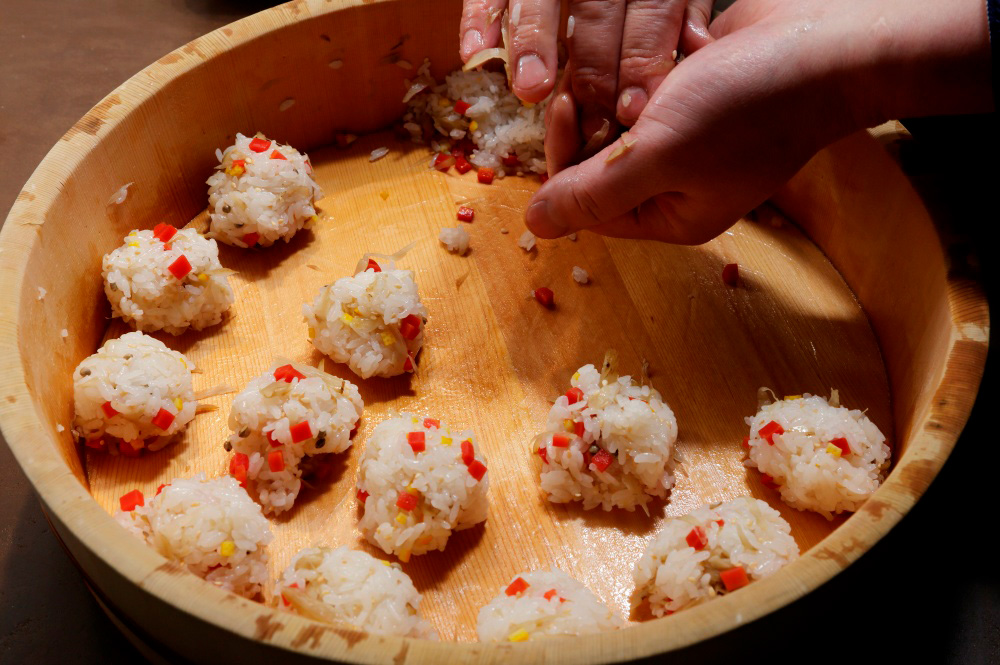 ［９］酢飯を丸める