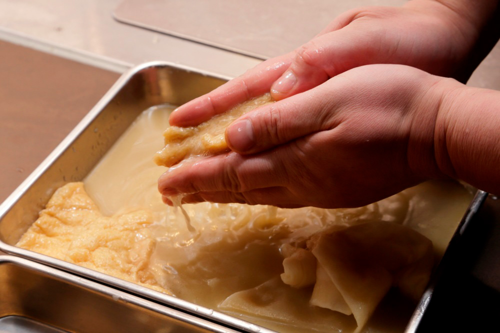 ［10］揚げを軽く絞る