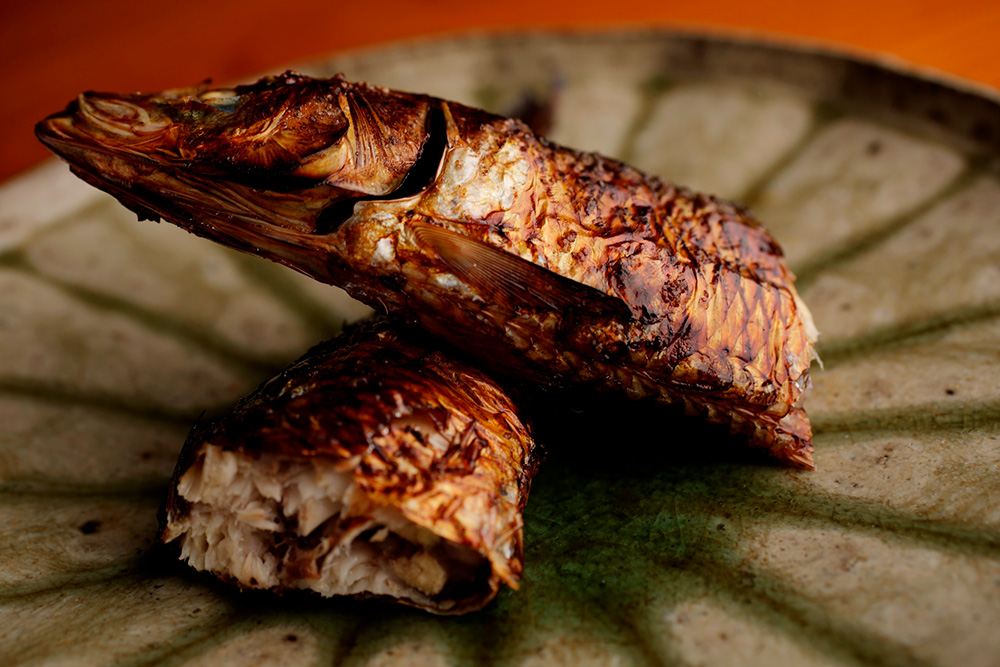 魚焼きグリルで炭火焼きを再現！ 頭から内臓まで旨い「イワシの塩焼き」