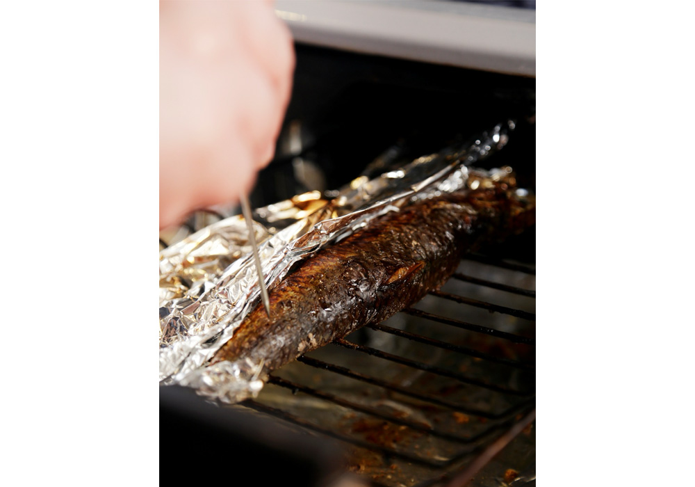 ［８］焼きが足りない部分を金串で刺す