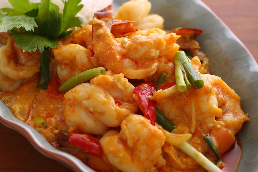 異文化の味が重なるタイのカレー「エビのパッポンカリー（エビと卵のカレー炒め）」