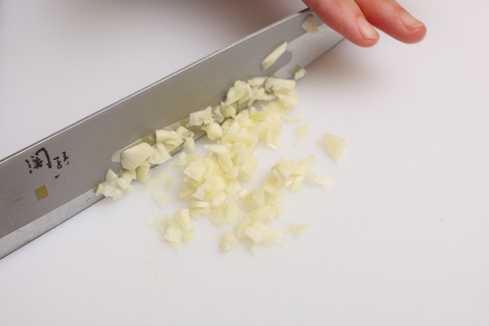 ［４］ニンニクをみじん切りにする