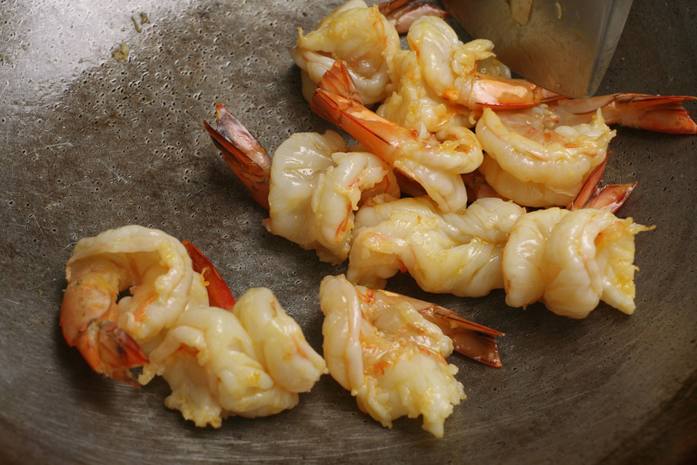 ［６］エビを軽く炒める