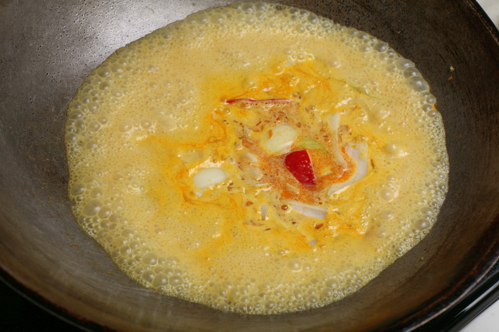 ［７］調味料を煮立て、野菜を加える