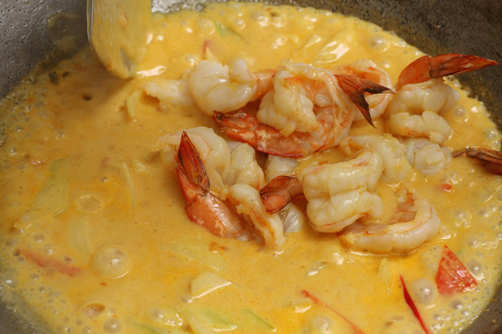 ［８］とろみをつけ、卵とエビを加える