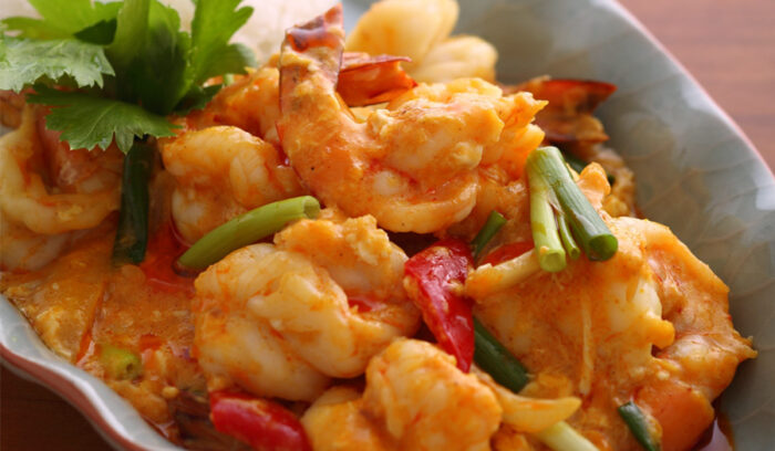 異文化の味が重なるタイのカレー「エビのパッポンカリー（エビと卵のカレー炒め）」