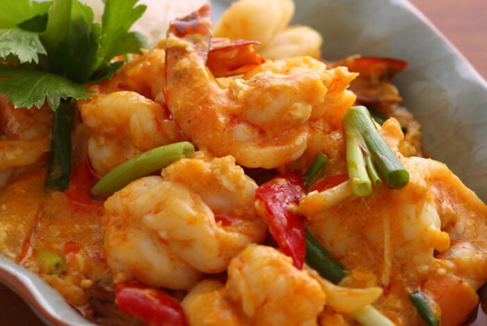 異文化の味が重なるタイのカレー「エビのパッポンカリー（エビと卵のカレー炒め）」