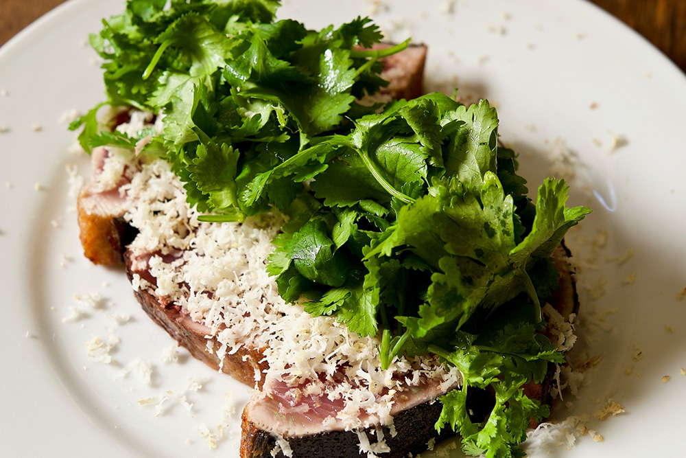 高知の郷土料理をナイフとフォークで「カツオの塩タタキ」