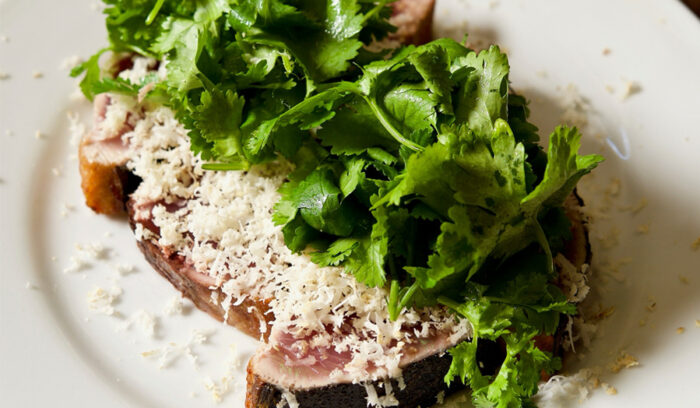 高知の郷土料理をナイフとフォークで「カツオの塩タタキ」