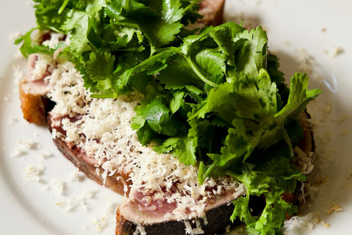 高知の郷土料理をナイフとフォークで「カツオの塩タタキ」