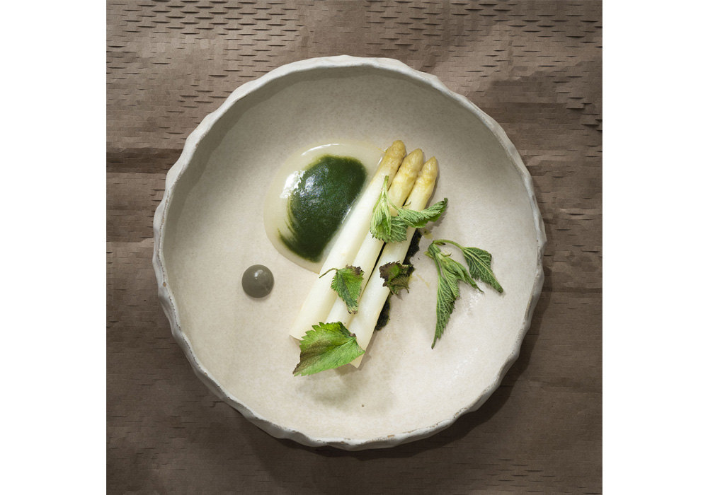 白アスパラガス、イラクサ、キャビアのコンディモン