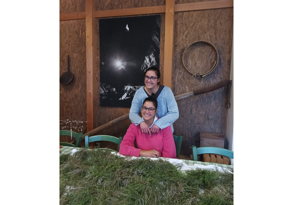 28歳になる双子の娘ハナ（Hana）とレア（Leah）