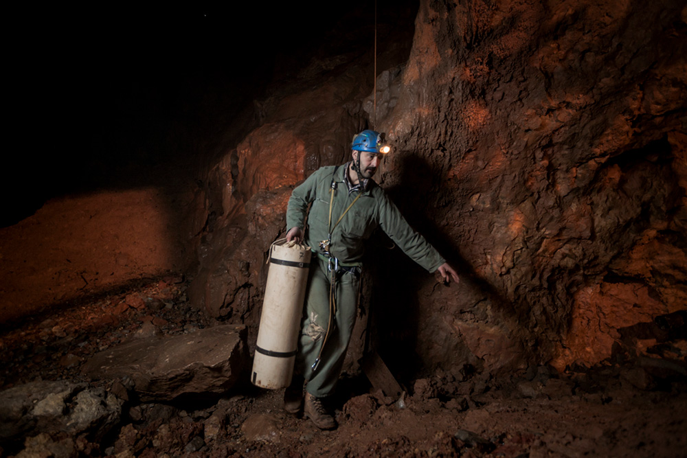 洞窟内での作業