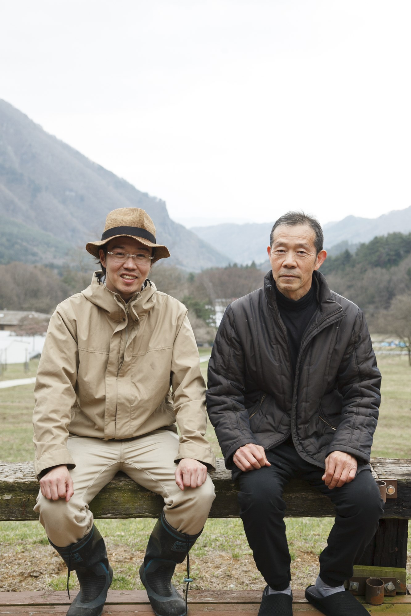 向山茂徳さんと次男の一輝さん。長男の洋平さんも一緒に農場を継いでいる。