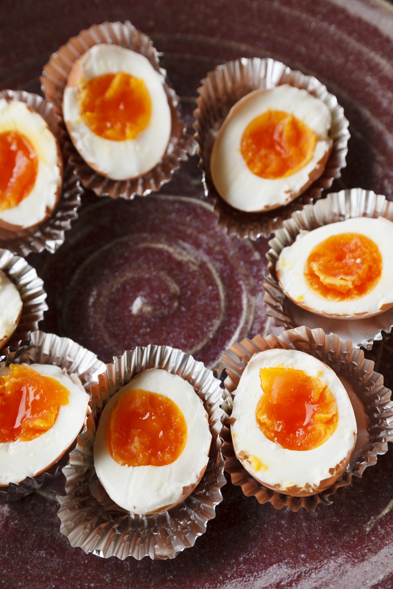 鮮やかな色の茹で卵。クセのないクリアな味。