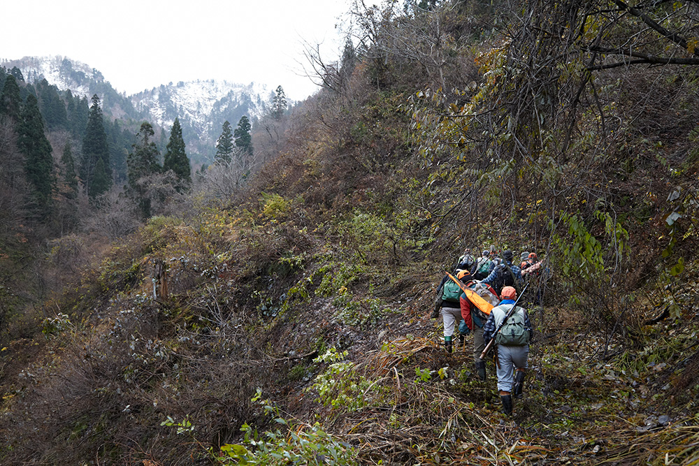 山に入るマタギ