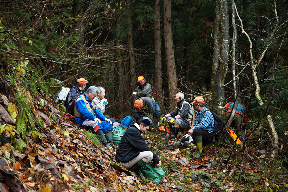 山の中のマタギ