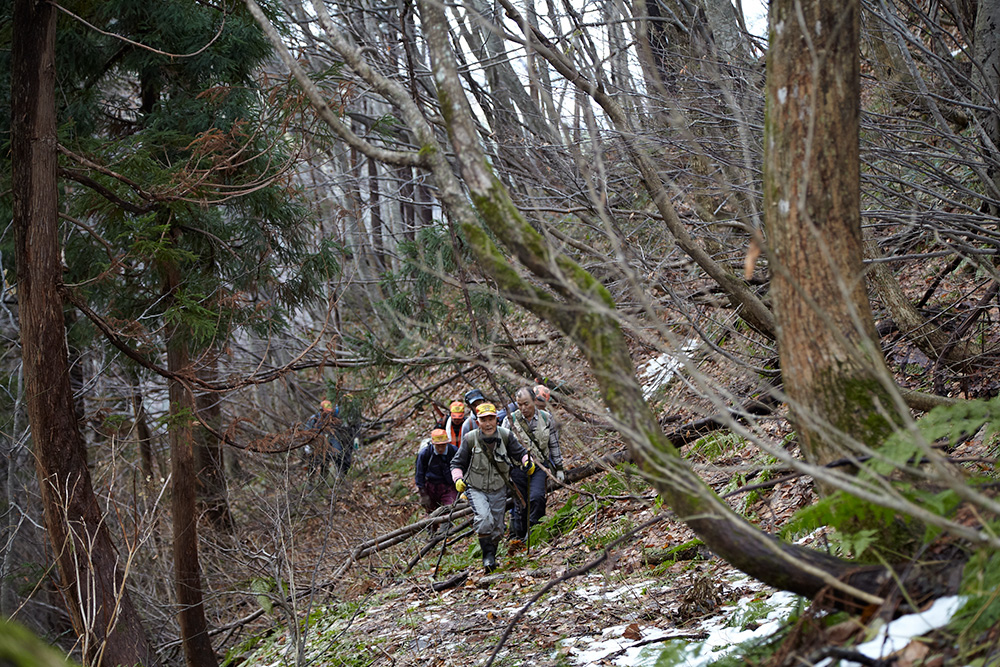 山の中のマタギ