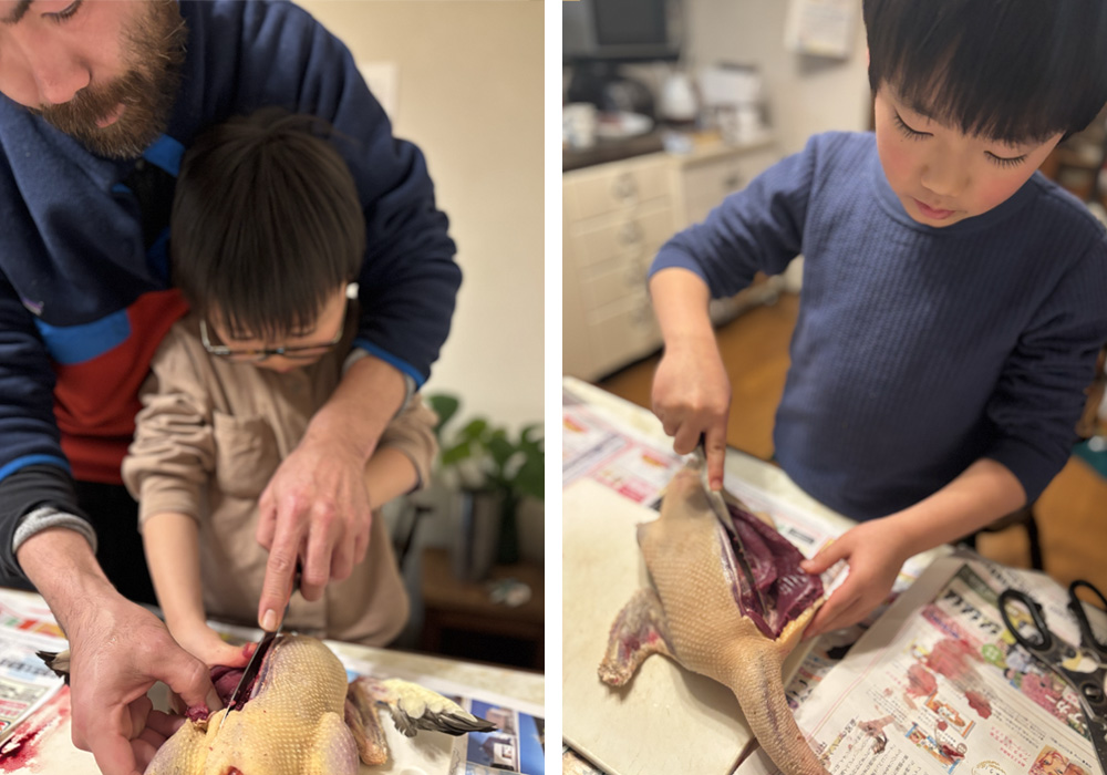 カモを捌く子供たち