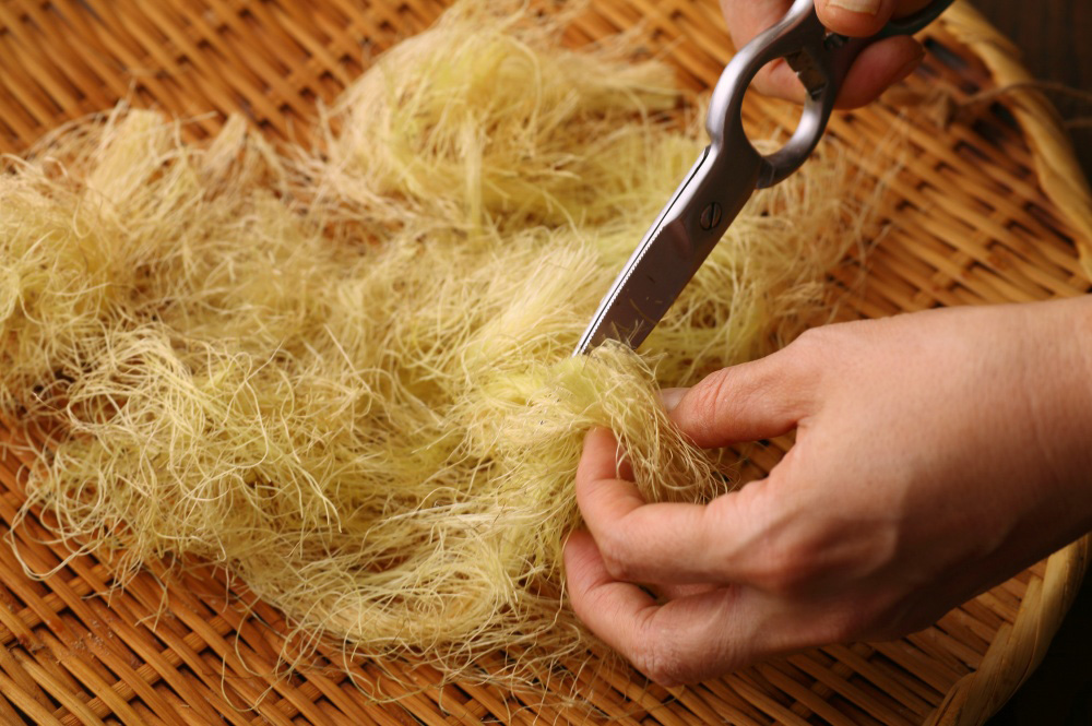 ひげをカットして日なたに干す