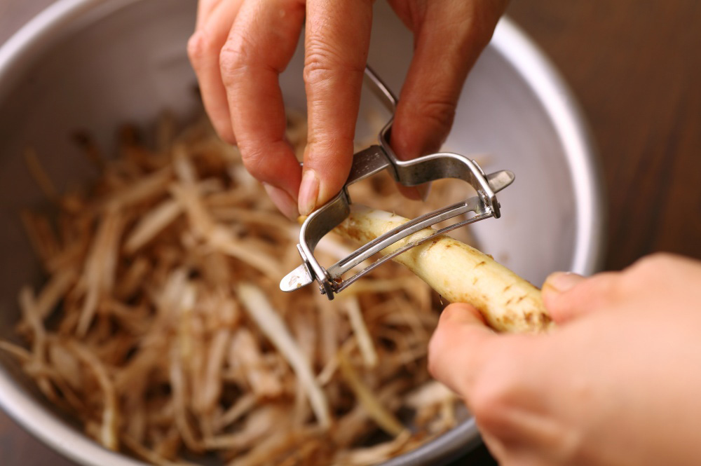 ゴボウを笹がきにする