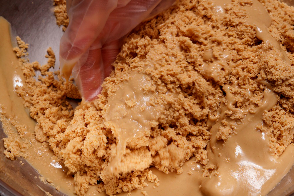 市販の練りゴマを加える