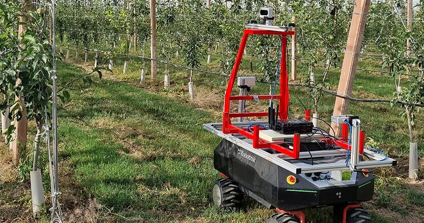 内蔵センサーで地形を認識しながら、人間が収穫するのをサポートする