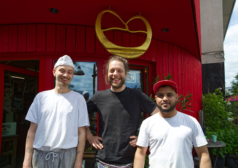 笑いが絶えないオーナー、マッティスさん（中央）とワエルさん、ティモさん