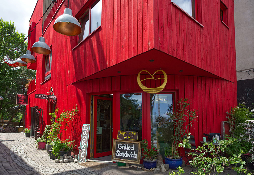 店の目印は、大きな金色のプレッツェル