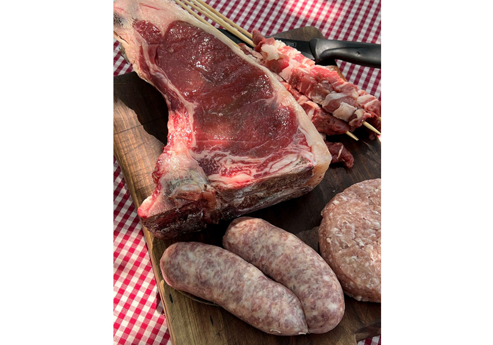 ビステッカ、サルシッチャ、ハンバーグの他、おすすめは仔羊肉のアロスティチーニ。