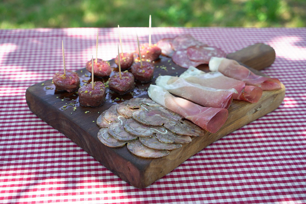 自家製の生ハム、ソプラッサータ（豚の頰肉などのサラミ）、生牛肉の「タルティッチャ」。