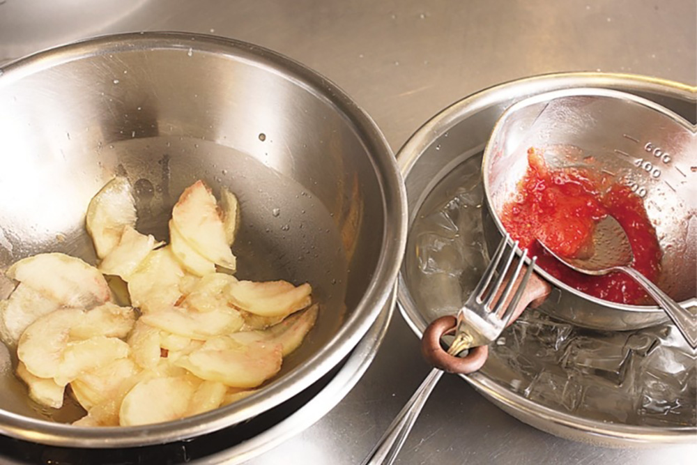 作業はボウルが常に冷たい状態をキープして行う